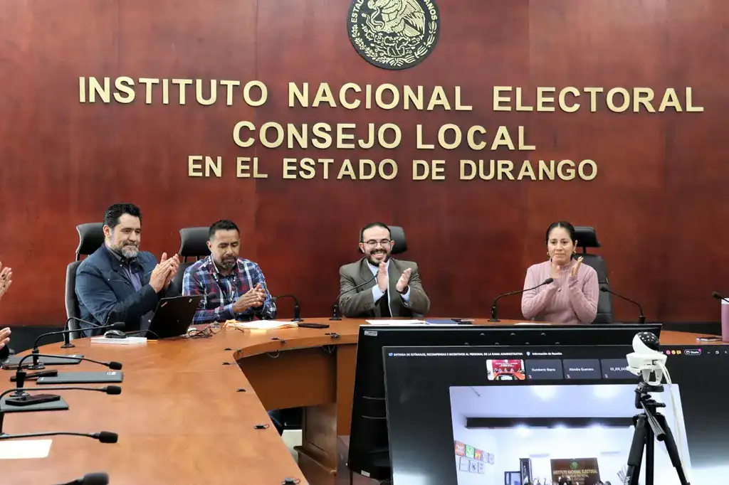 Personal del INE Durango durante una ceremonia de reconocimiento en sus instalaciones