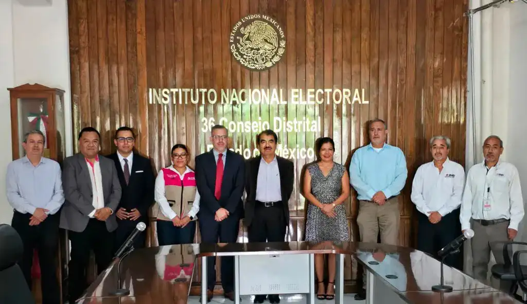 Autoridades del INE durante la inauguración de nuevas oficinas en Tejupilco