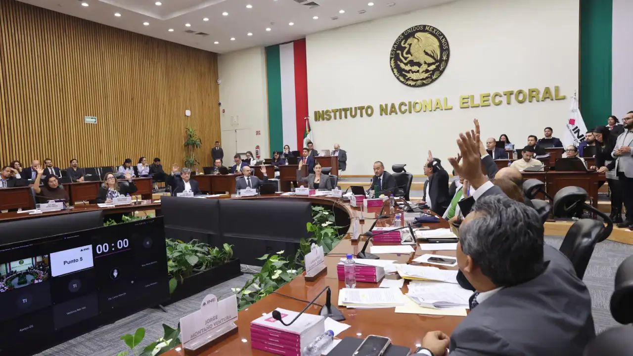 Consejeros del INE durante una sesión del Consejo General