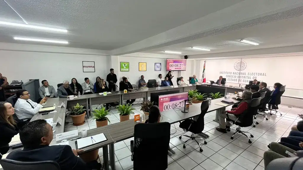 Personas consultando información en una oficina del INE en Guanajuato