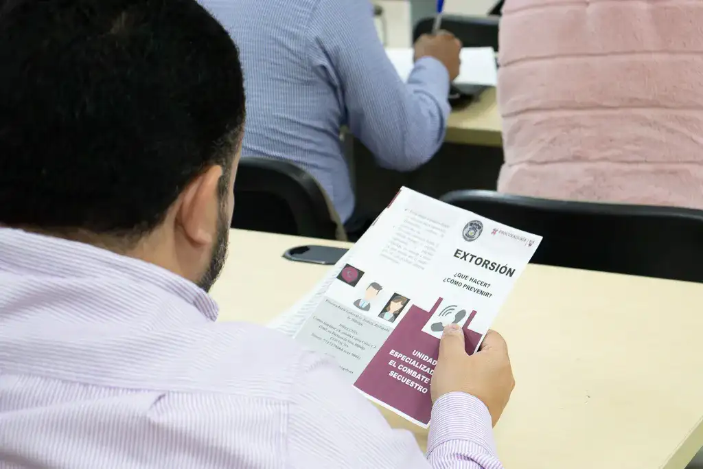 Funcionarios del INE Hidalgo durante una capacitación sobre seguridad digital para menores