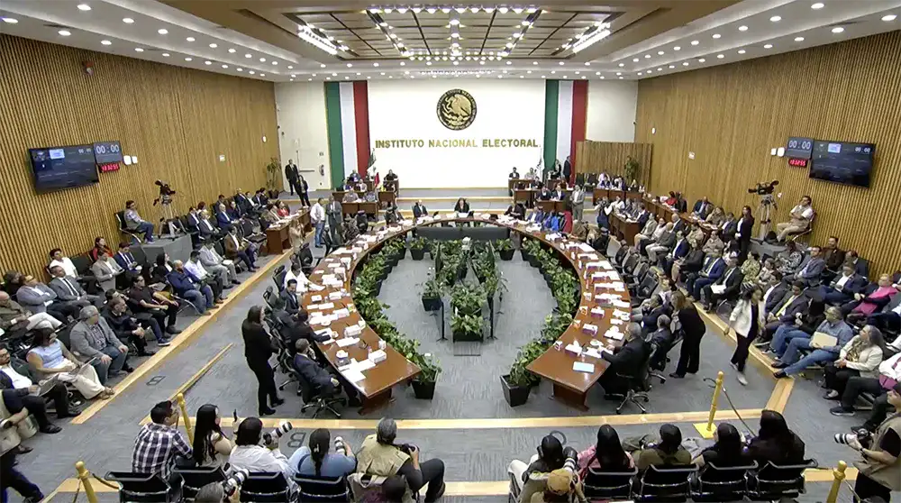 Sesión del Consejo General del INE con consejeros electorales