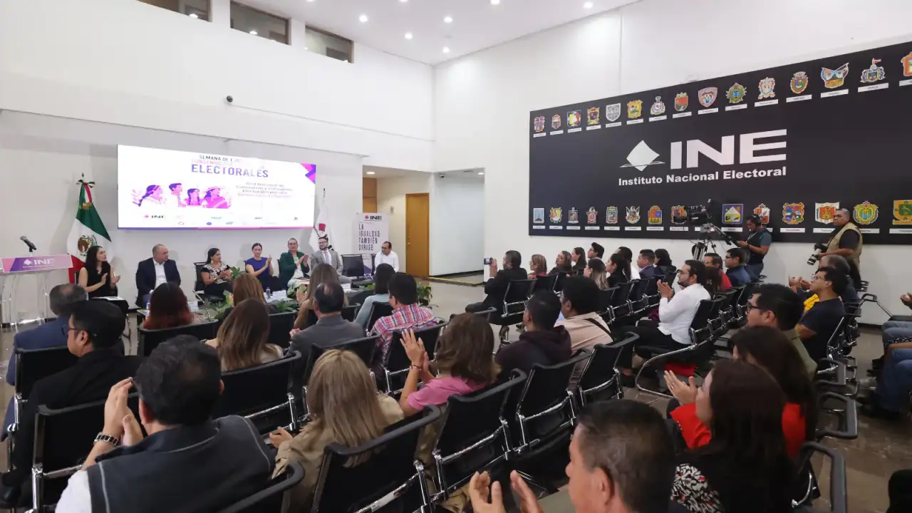 Consejeras del INE durante foro sobre participación indígena