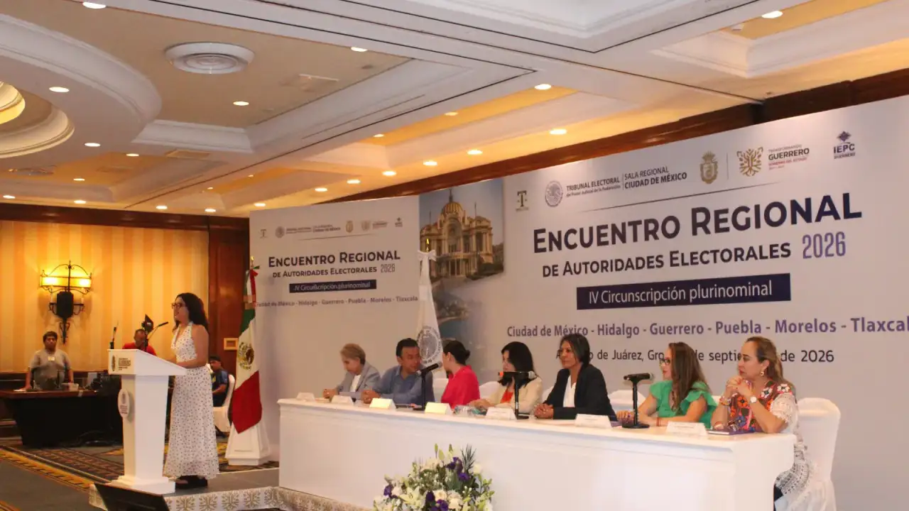 Consejera del INE durante conferencia magistral sobre tecnología electoral