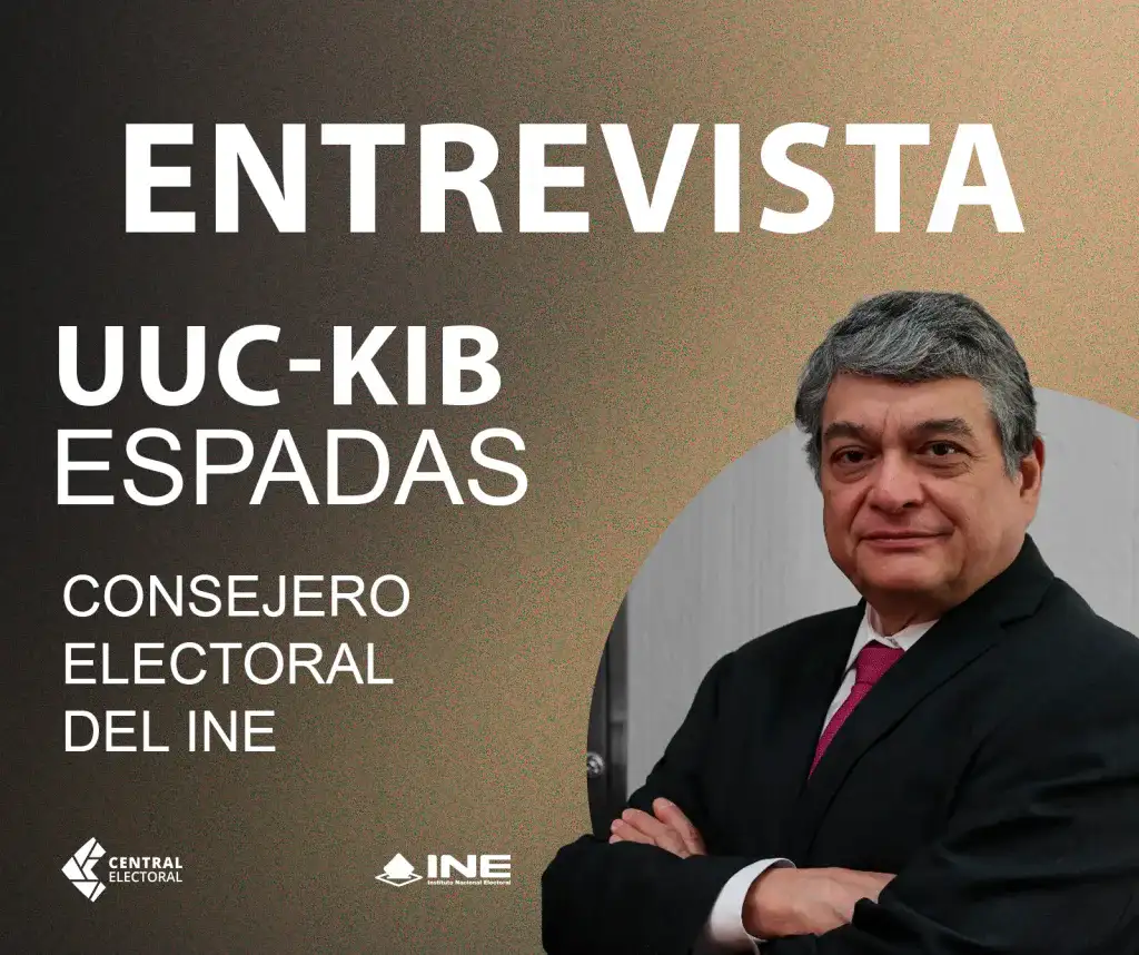 Consejero electoral Uuc-kib Espadas durante una entrevista radiofónica