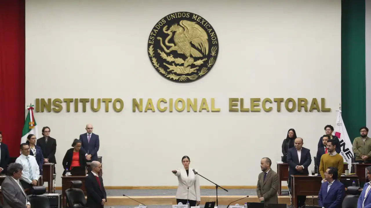 Sesión del Consejo General del INE con consejeros electorales durante una designación