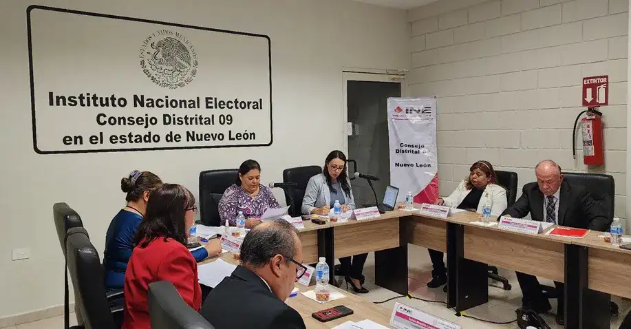 Personas registrándose en una convocatoria del INE en Nuevo León