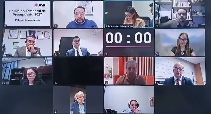 Sesión de la Comisión Temporal de Presupuesto del INE, con consejeros revisando documentos.