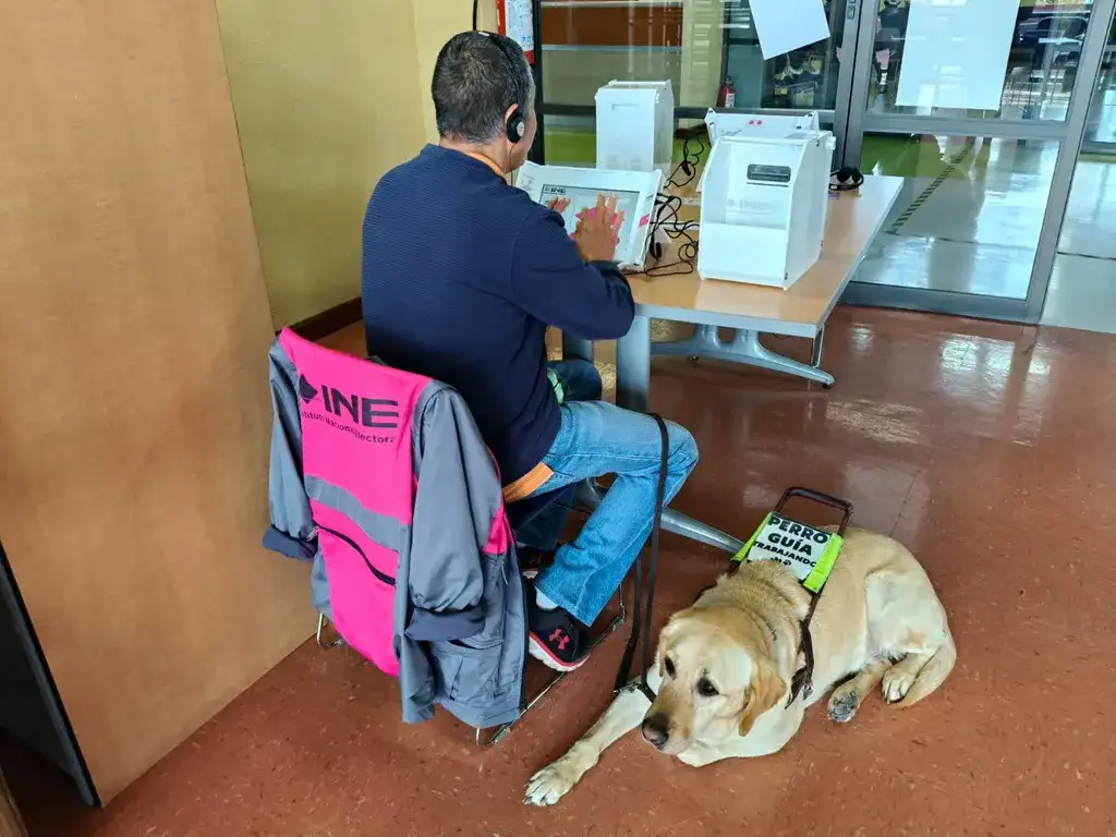 Personas con discapacidad visual manipulando una urna electrónica durante un ejercicio del INE