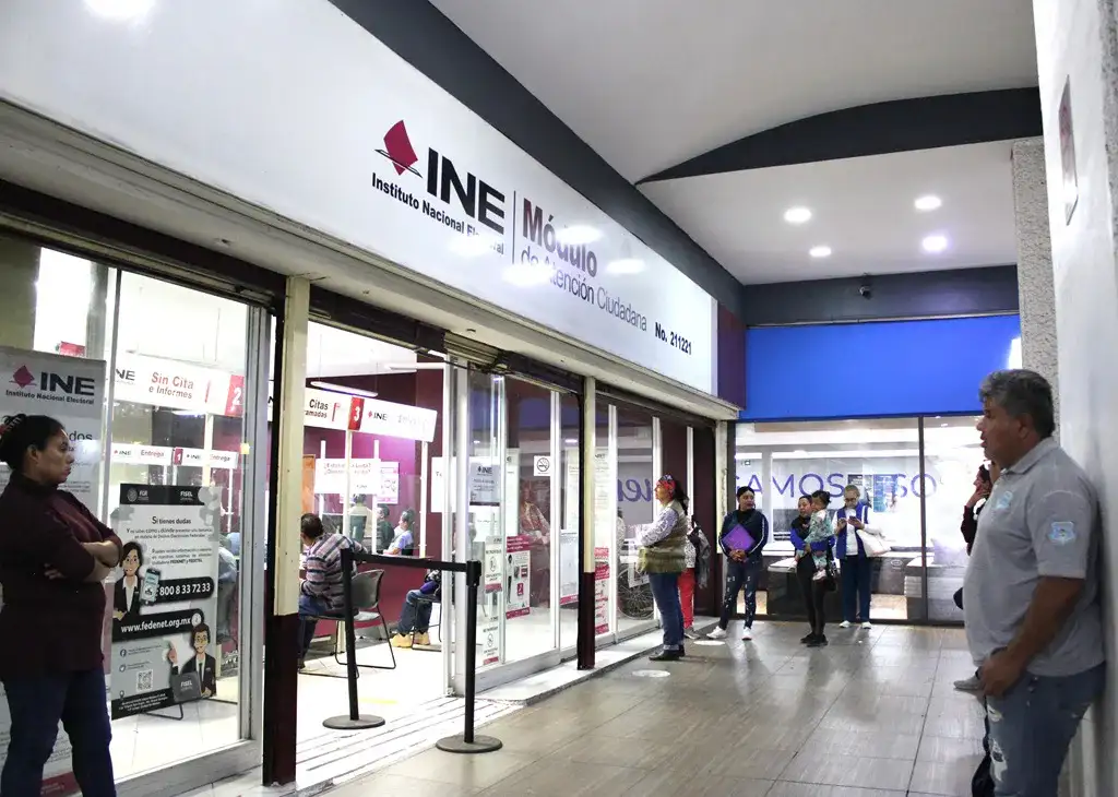 Personas en un módulo del INE durante la entrega de credenciales