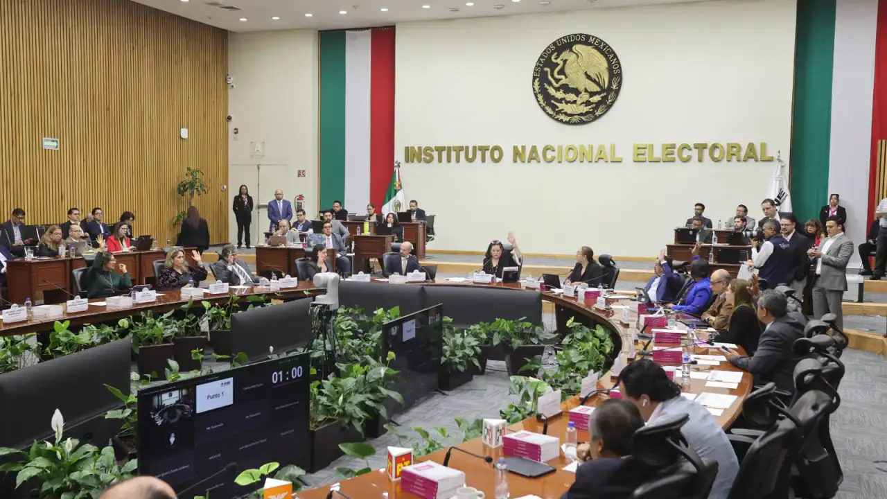 Sesión del Consejo General del INE con consejeros en mesa