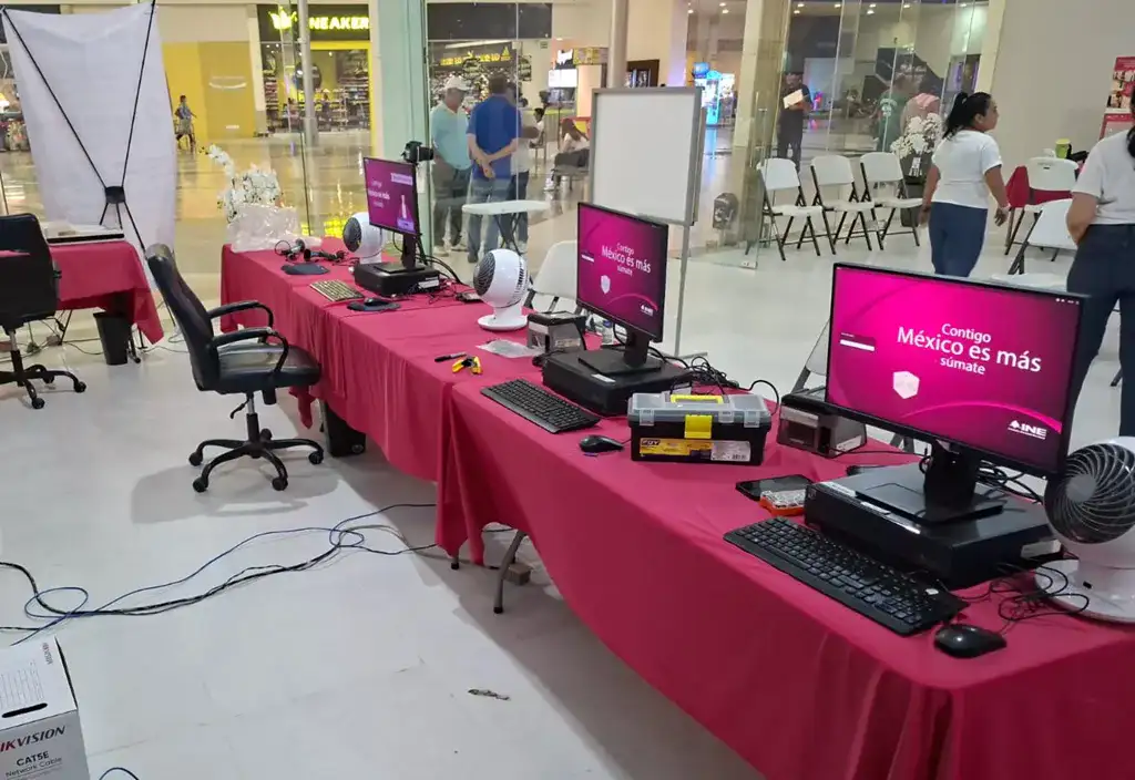 Fachada de un módulo de atención ciudadana del INE en un centro comercial
