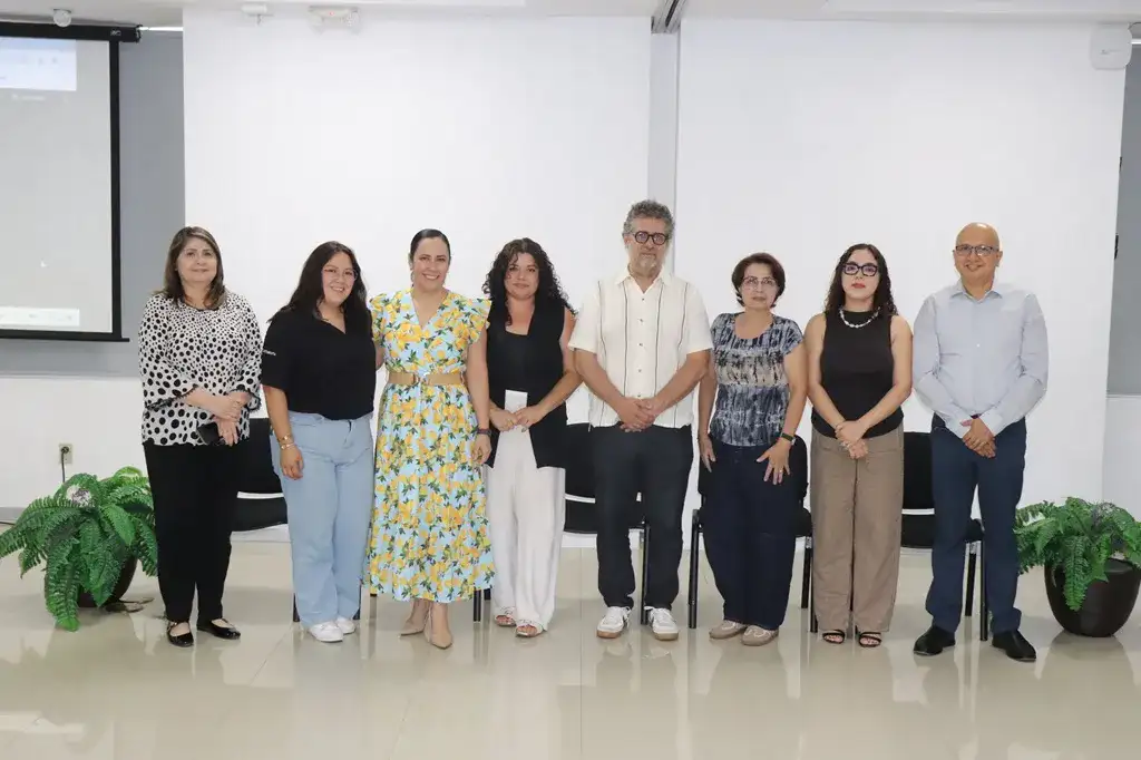 Personal del INE Sonora durante la premiación del concurso interno de TikTok e infografía