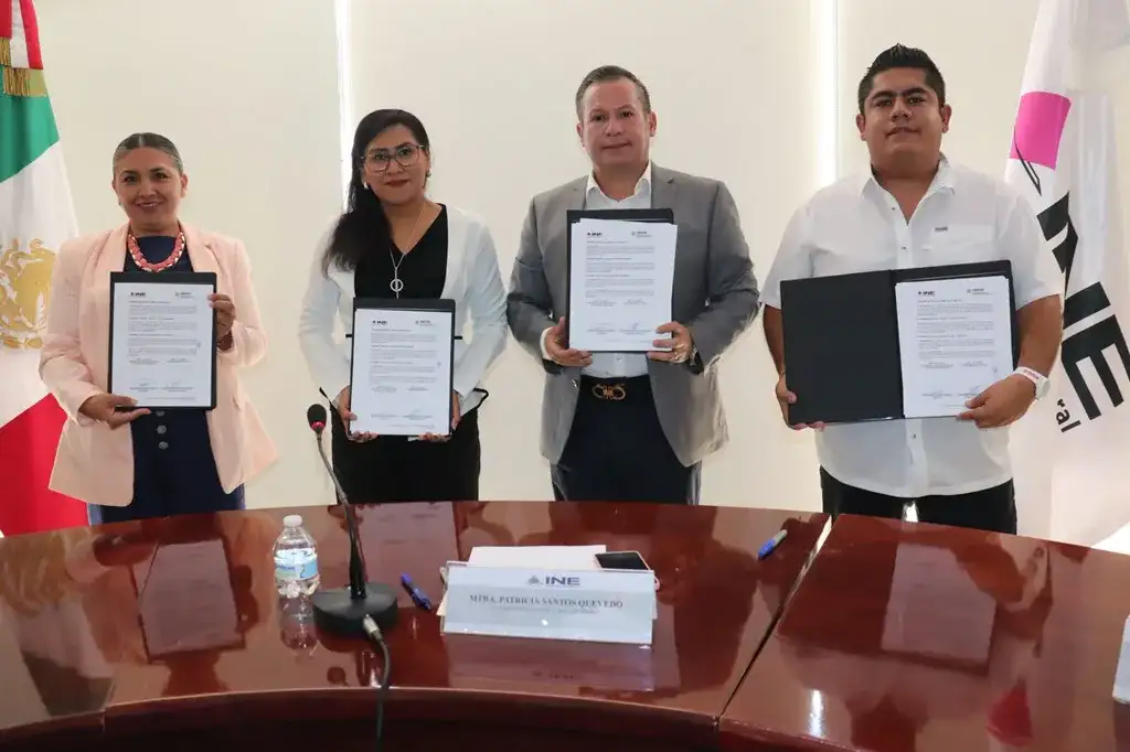 Funcionarios del INE y la CEFIM durante la firma de un convenio de colaboración en San Luis Potosí