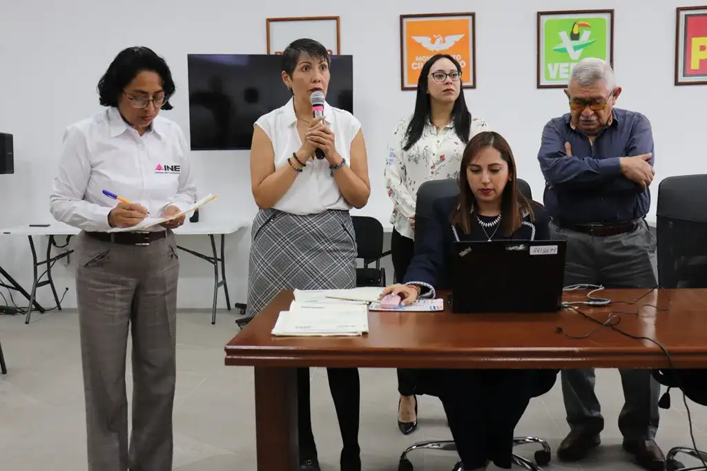 Funcionarios electorales supervisan la destrucción de listas nominales en Veracruz.