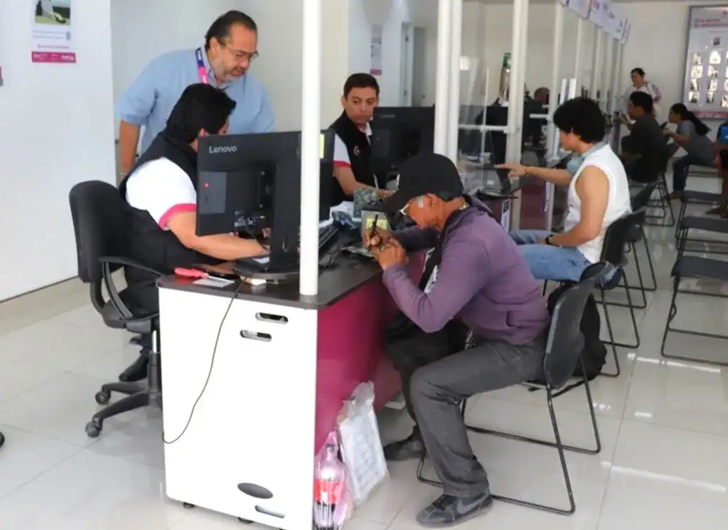 Personas realizan trámites en un módulo de atención del INE en Yucatán