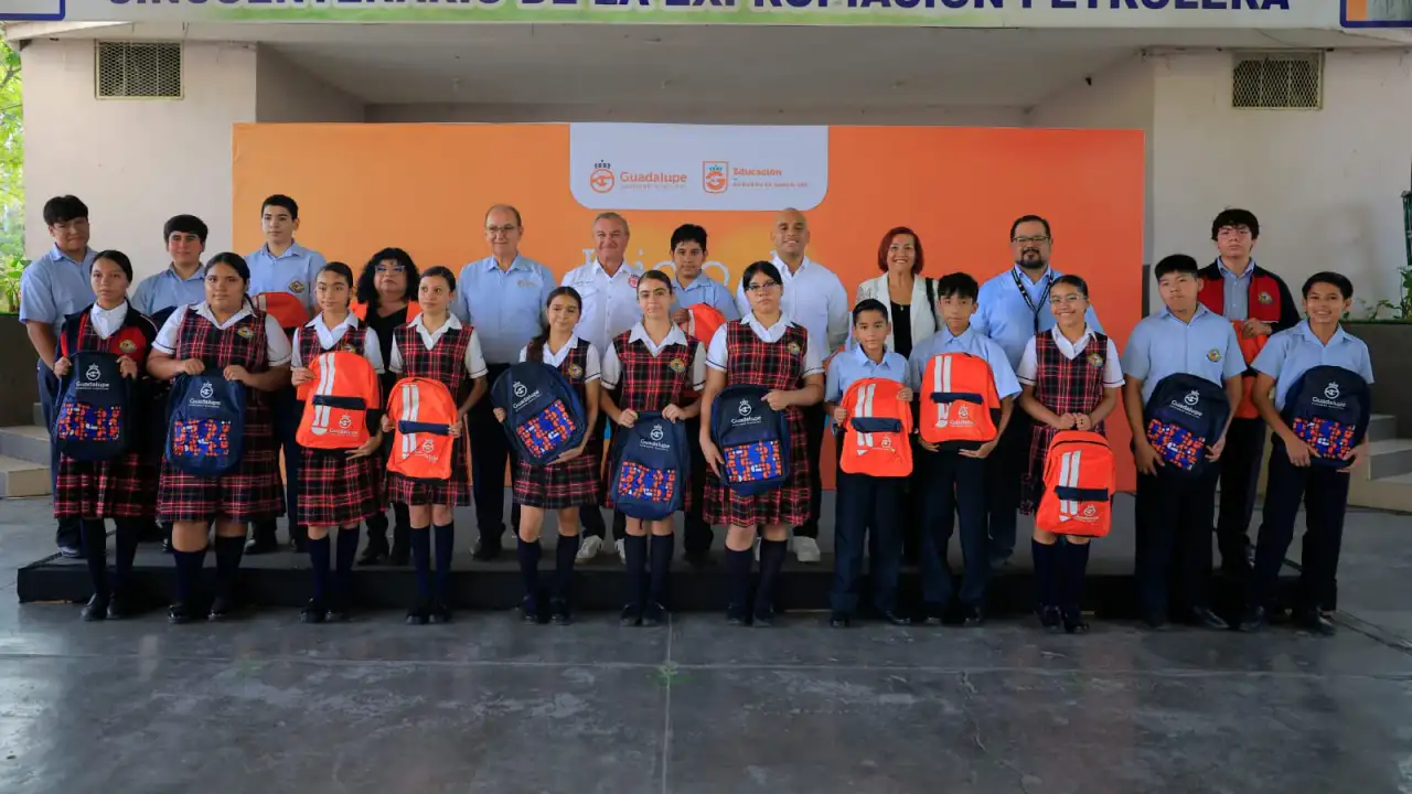 Alcalde de Guadalupe entrega mochilas a estudiantes en ceremonia escolar