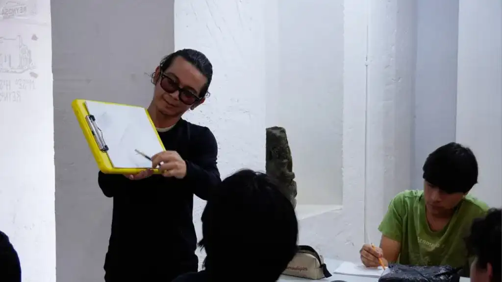 Jóvenes en el Museo Histórico Reynosa durante curso de verano de artes visuales.
