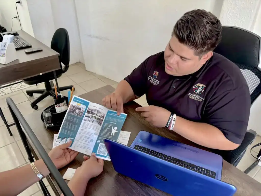 Oficinas del INJUVE Los Cabos en Cabo San Lucas con carteles de programas juveniles