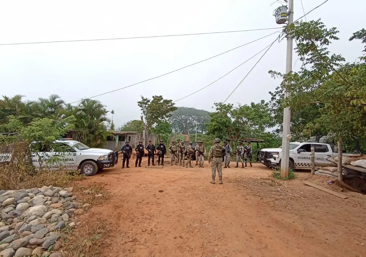 Elementos de seguridad durante la instalación de la base interinstitucional en Petatlán