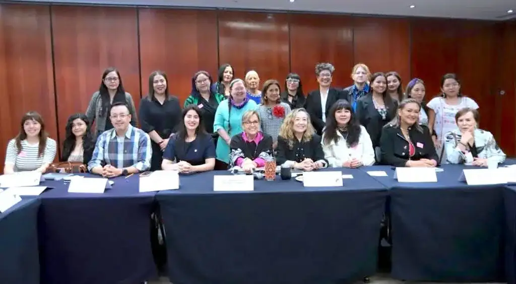 Mujeres participando en una mesa de análisis sobre legislación en materia de feminicidio