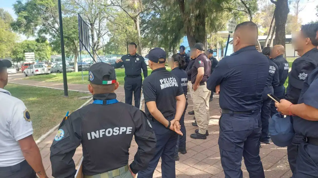 Instructores y egresados de seguridad pública durante un proceso de evaluación académica