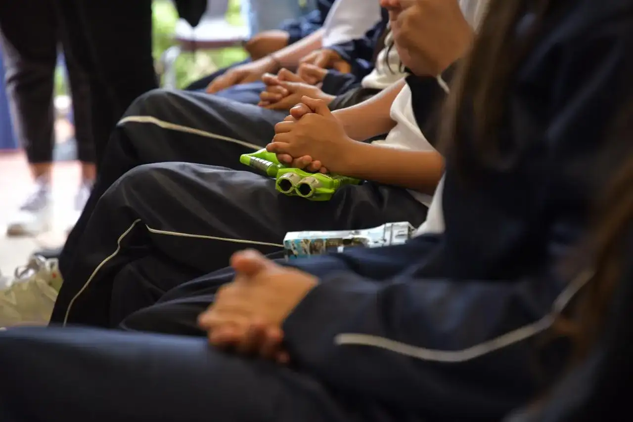 Familias y niños participan en actividades recreativas en Balcones de Las Joyas