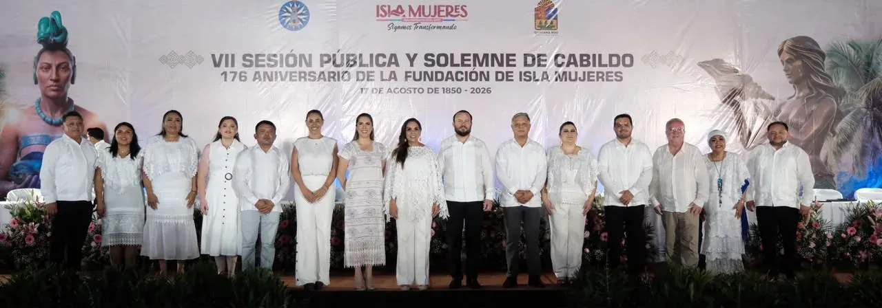 Autoridades en la sesión solemne por el aniversario de Isla Mujeres