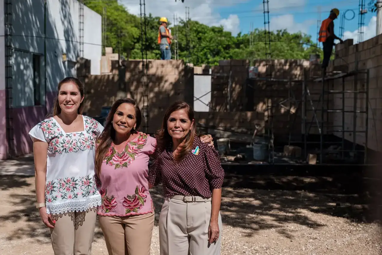 Autoridades durante el recorrido de obra del Centro de Asistencia Social en Isla Mujeres