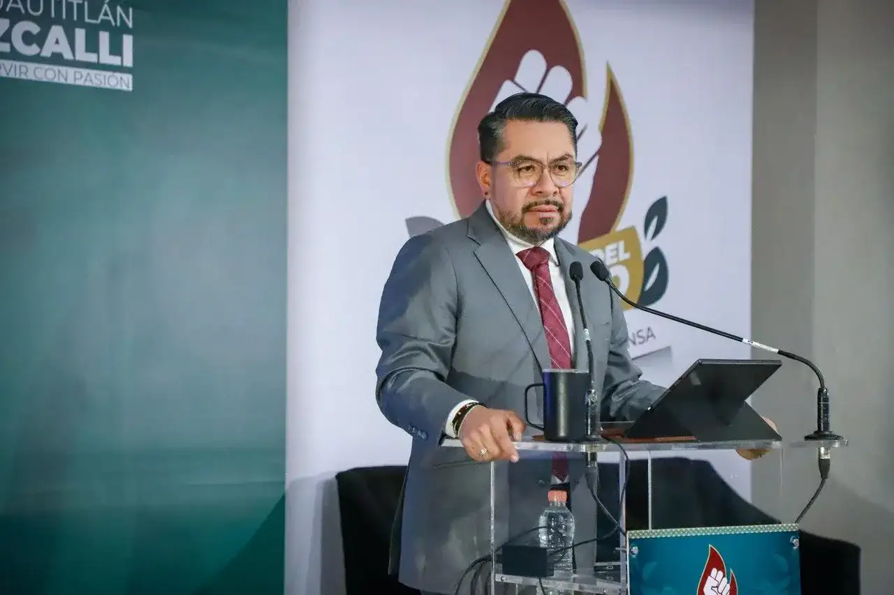 Puestos comerciales instalados en una banqueta de la vía pública