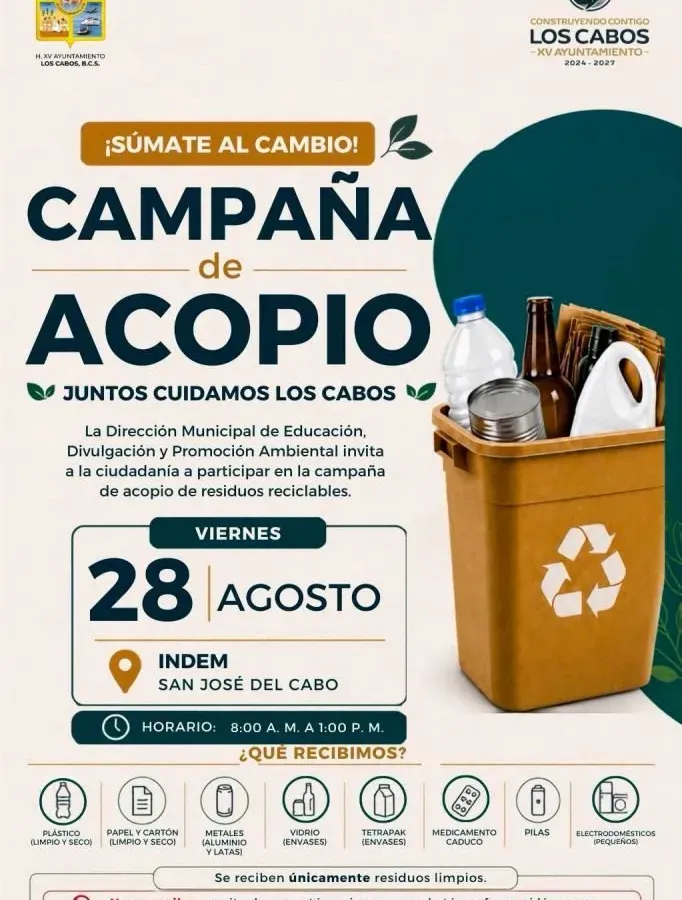 Personas entregando residuos reciclables en un centro de acopio al aire libre