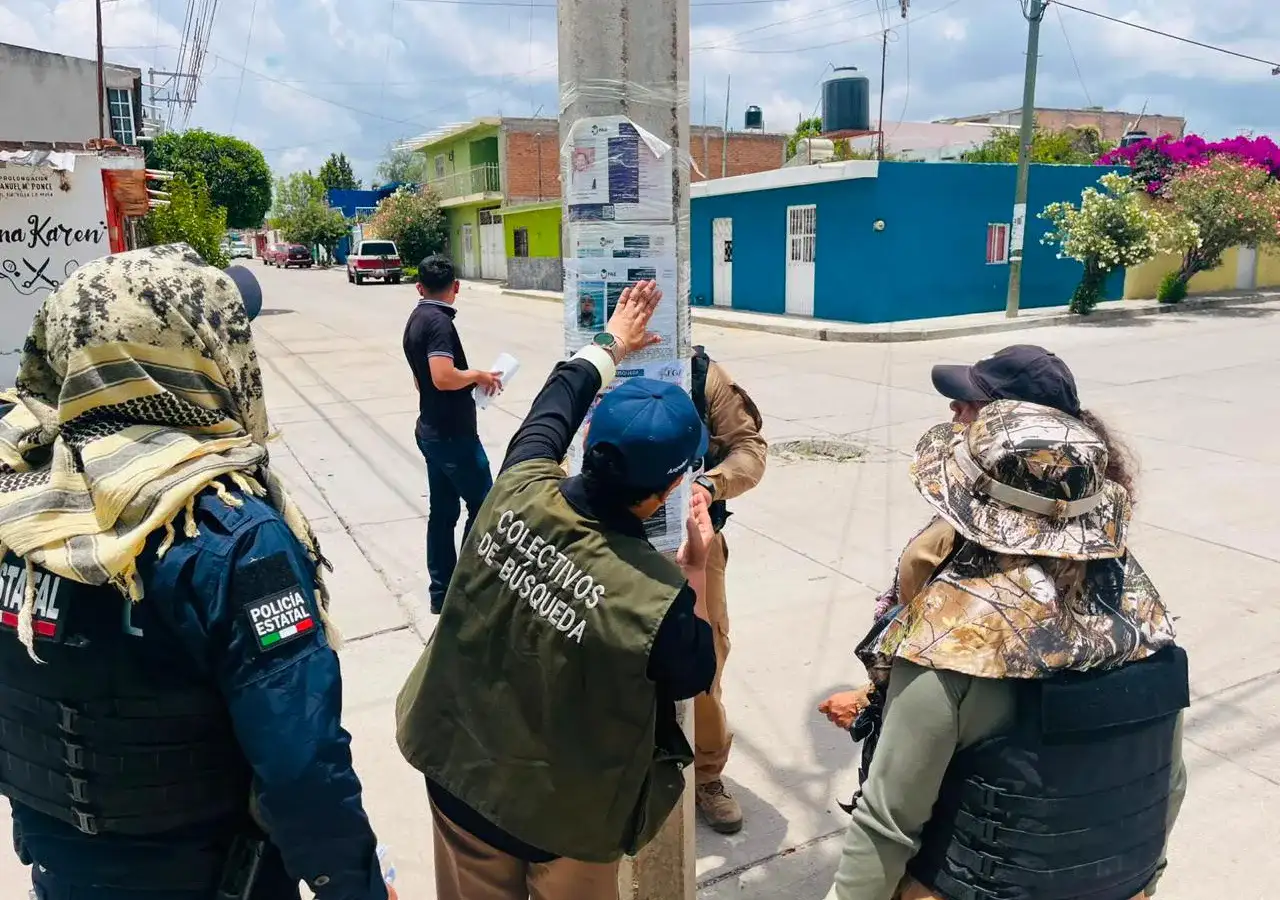 Personas caminando por una calle durante jornada de búsqueda en Fresnillo