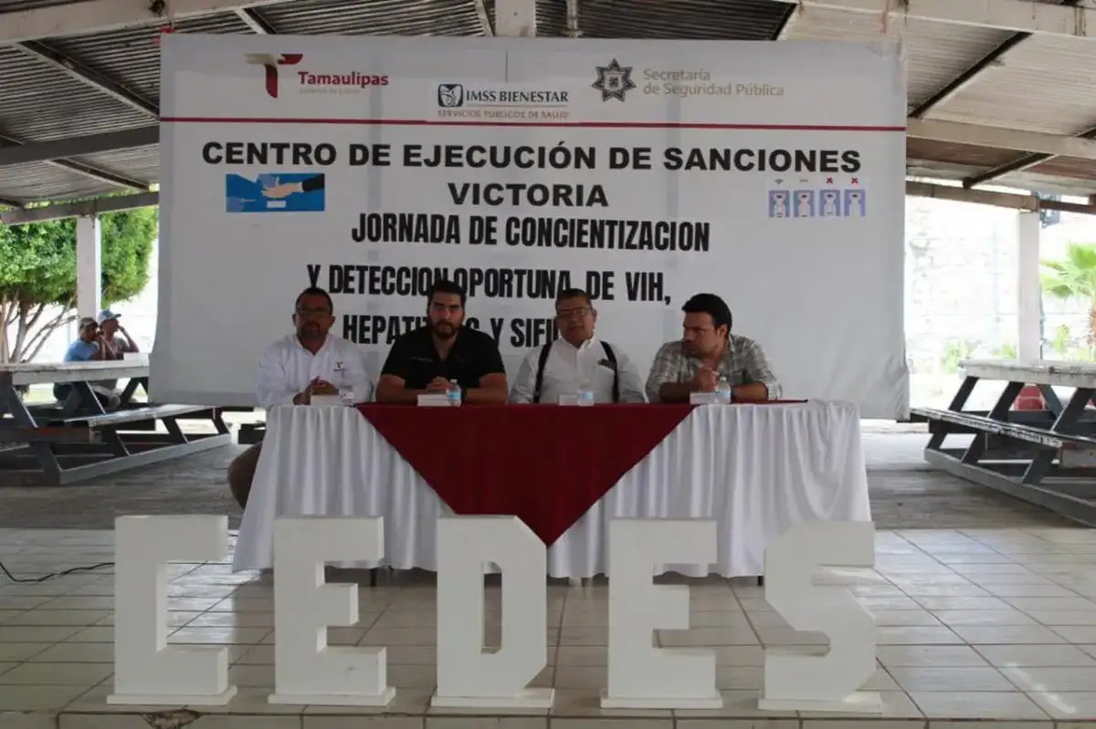 Personal médico aplica prueba rápida a un interno en el CEDES de Ciudad Victoria, Tamaulipas.