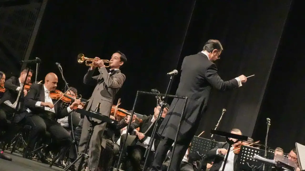 Joven pianista en el escenario del Teatro Morelos durante un concierto