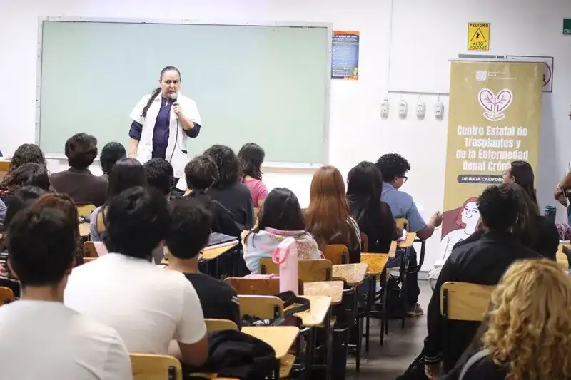 Estudiantes reunidos en una plática sobre donación de órganos en la UABCS