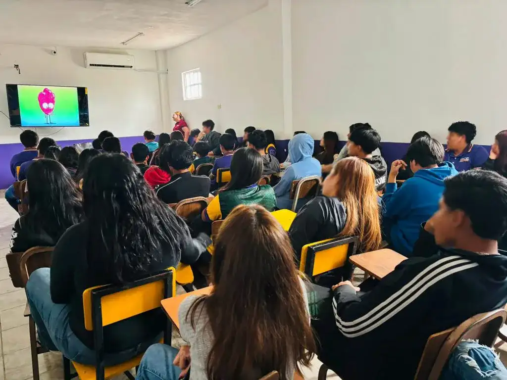 Estudiantes en conferencia sobre relaciones tóxicas en Reynosa