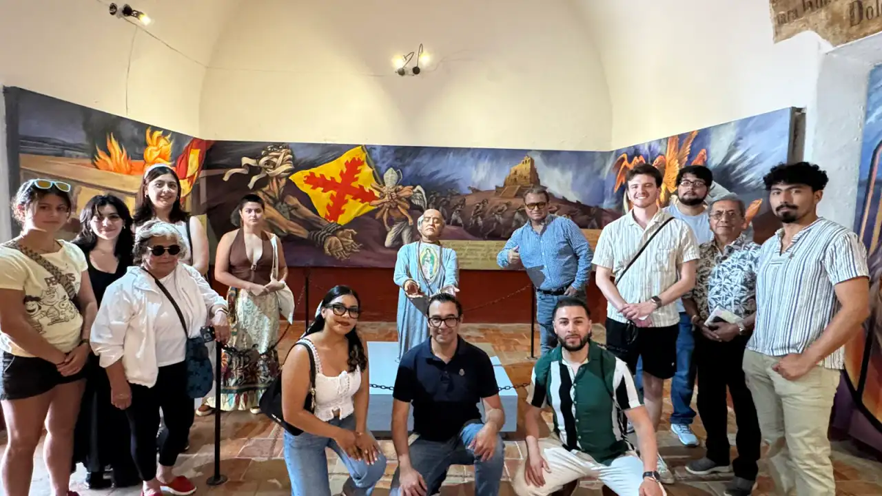 Jóvenes visitando el Arco de la Calzada en León, Guanajuato, durante el programa Movilidad Regional
