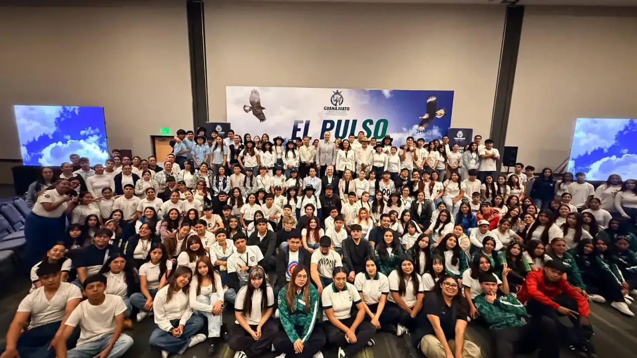 Jóvenes reunidos en un evento de reconocimiento ambiental en Irapuato