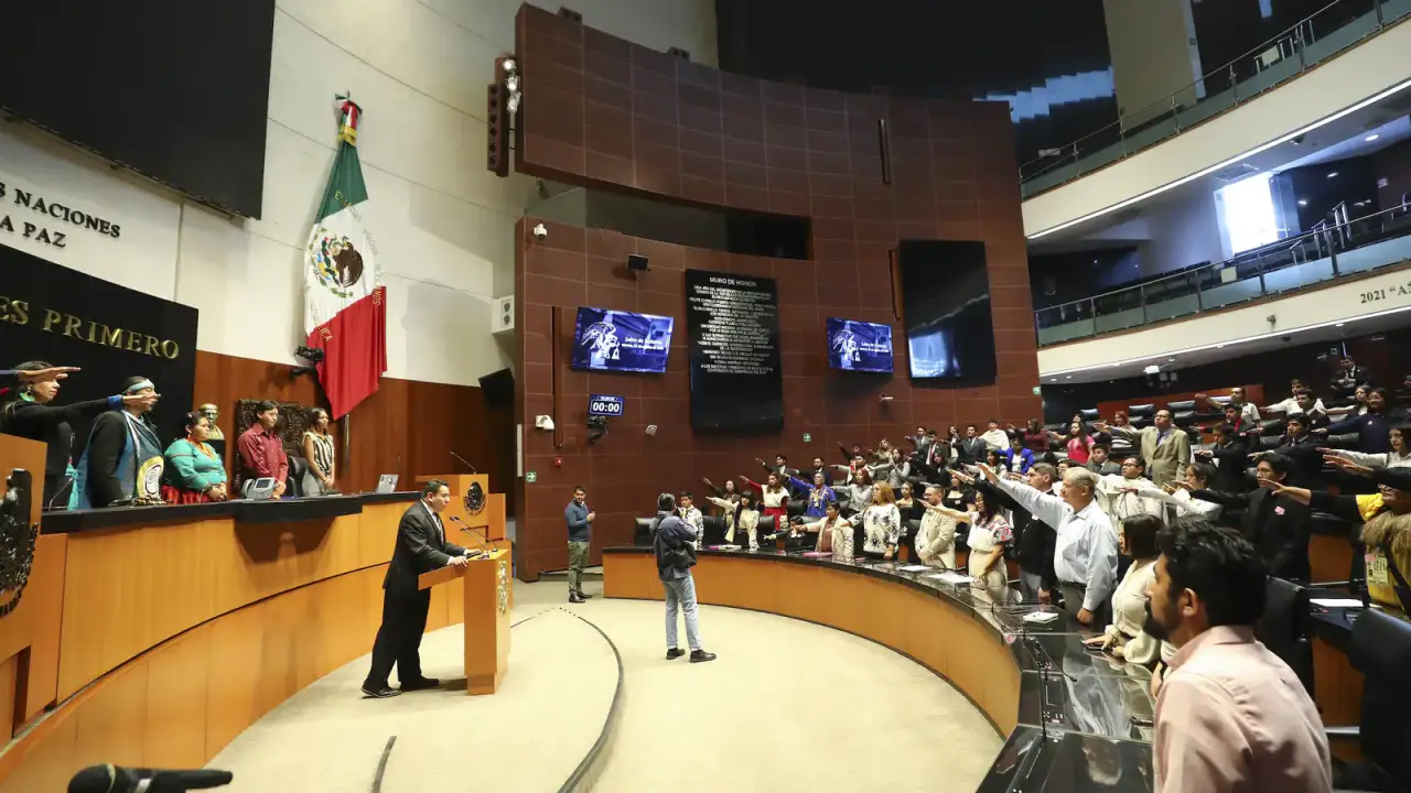 Jóvenes indígenas y afrodescendientes durante el parlamento en el Senado