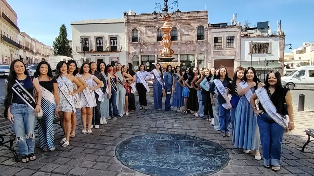 Jóvenes con vestimenta tradicional zacatecana frente a un templo colonial en Zacatecas