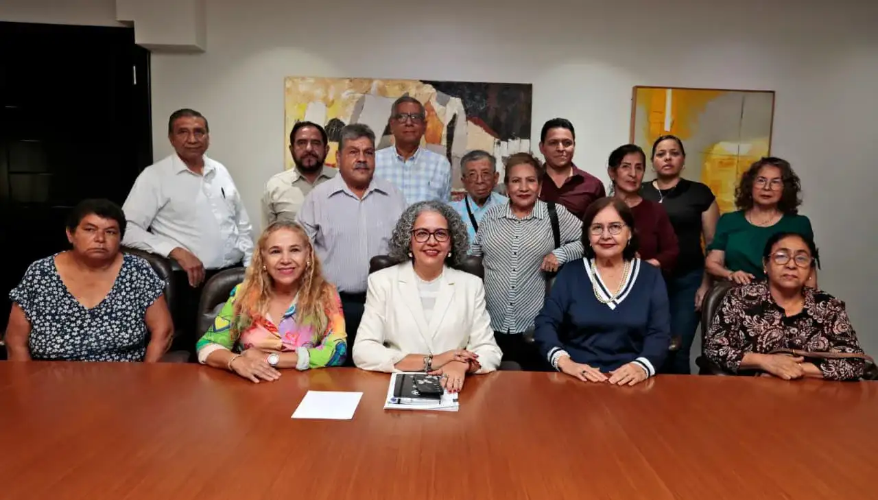 Reunión de autoridades estatales con dirigentes de jubilados universitarios en Palacio de Gobierno