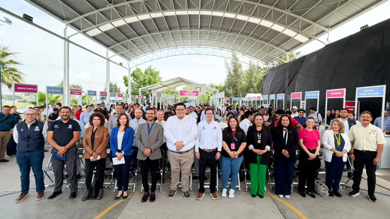 Jóvenes asistentes a la feria laboral en Celaya, Guanajuato