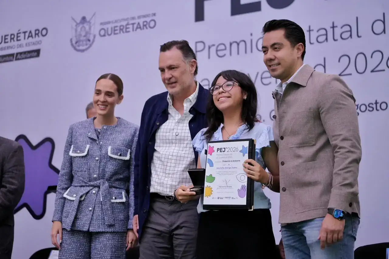 Jóvenes galardonados en la ceremonia del Premio Estatal de la Juventud 2026 en Querétaro