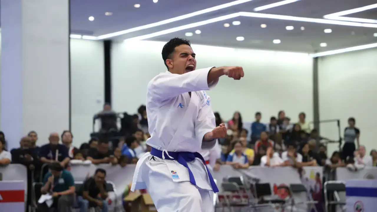 Karatecas de Sinaloa en entrenamiento con uniformes blancos y cinturones de colores