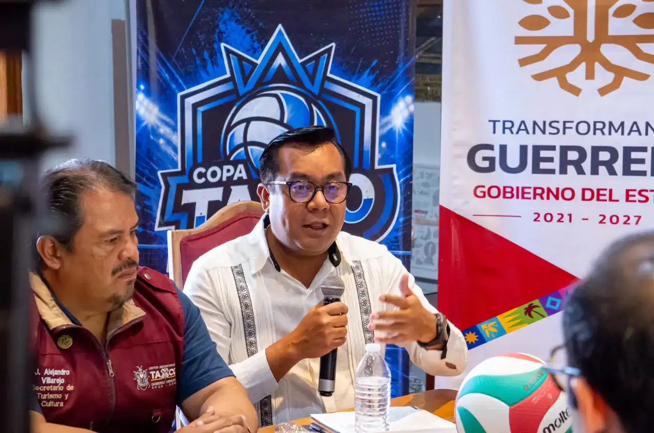 Equipos de voleibol compiten en la cancha durante la primera edición de la Copa Taxco
