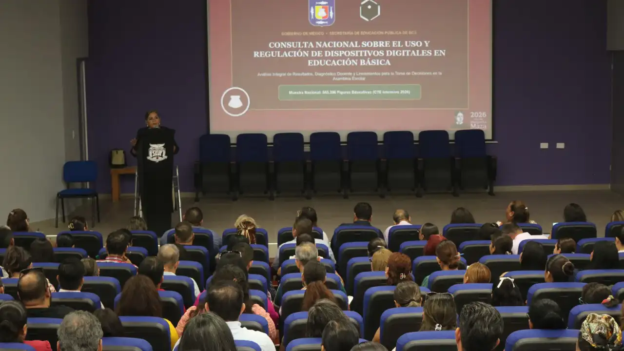 Madres, padres y docentes reunidos en una asamblea informativa en La Paz