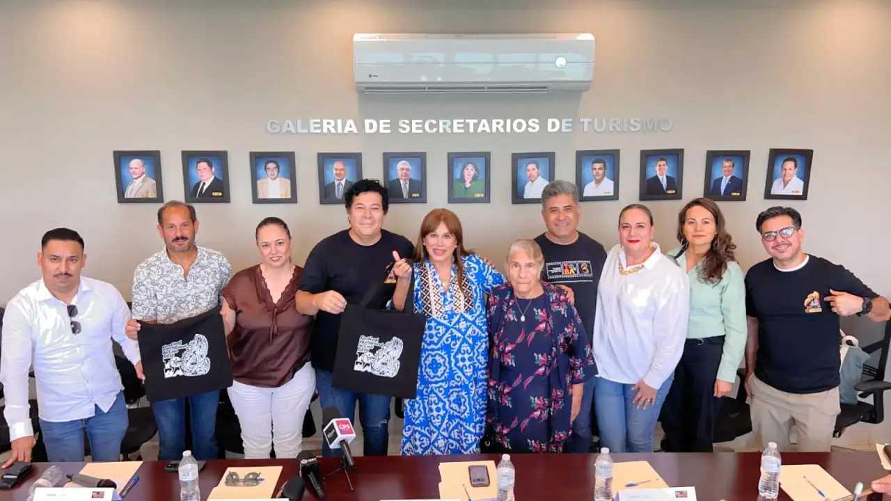 Asistentes a una función de cine al aire libre en una comunidad de Baja California Sur