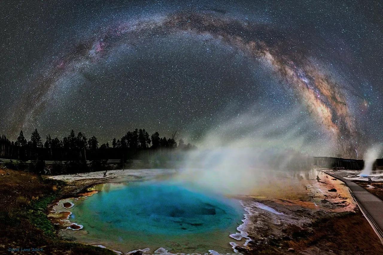 Panorámica de la Vía Láctea sobre una fuente termal en Yellowstone