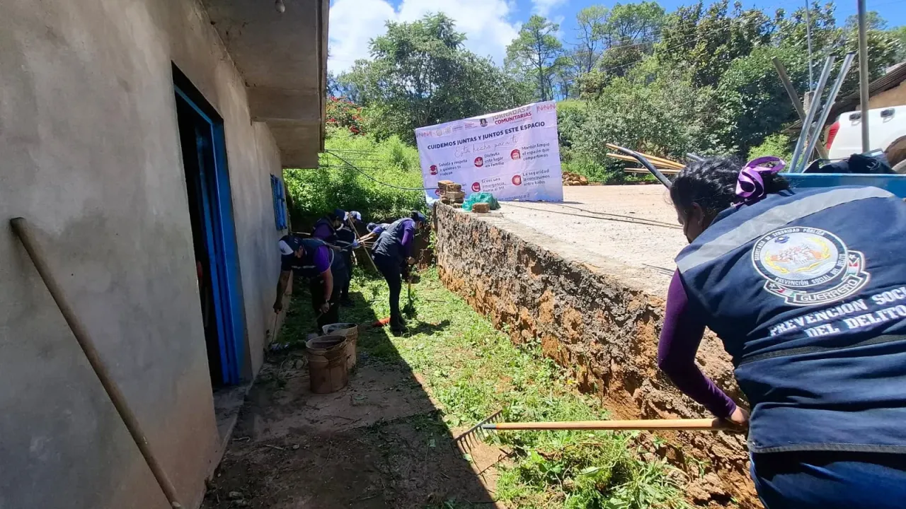 Personal de limpieza trabaja en una comunidad de Chilapa