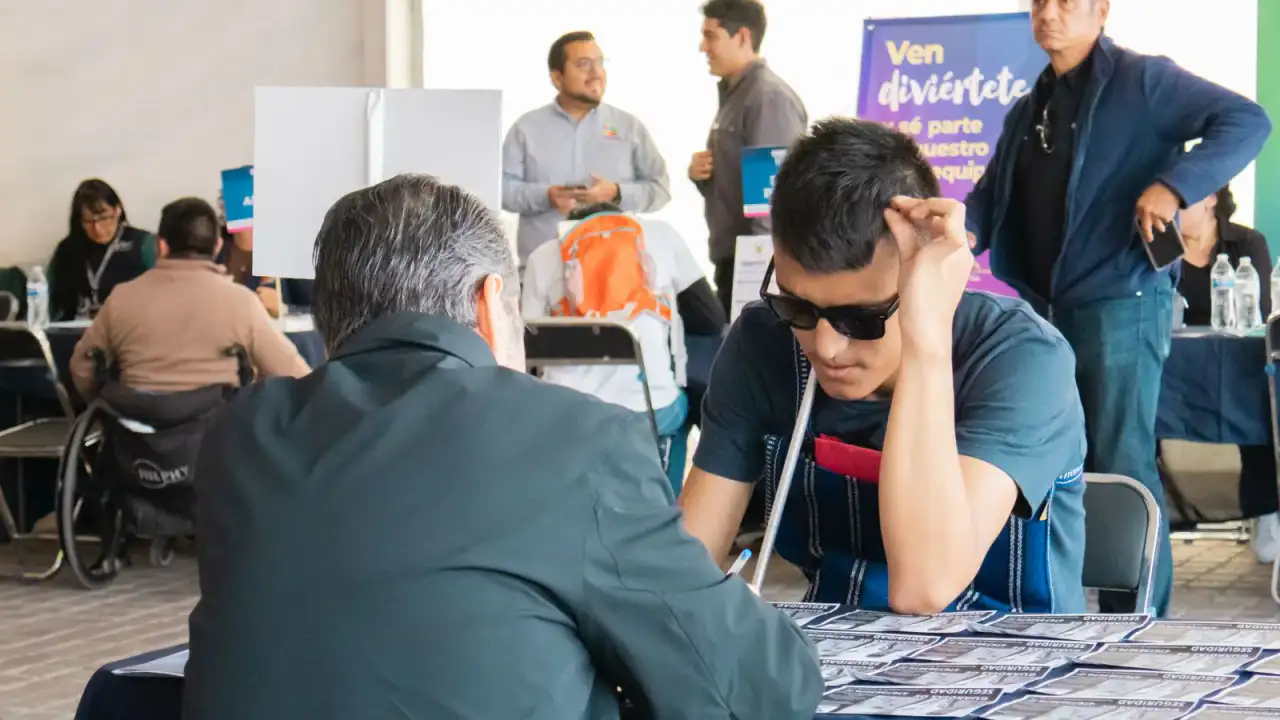 Personas buscando empleo en una jornada laboral con empresas en León